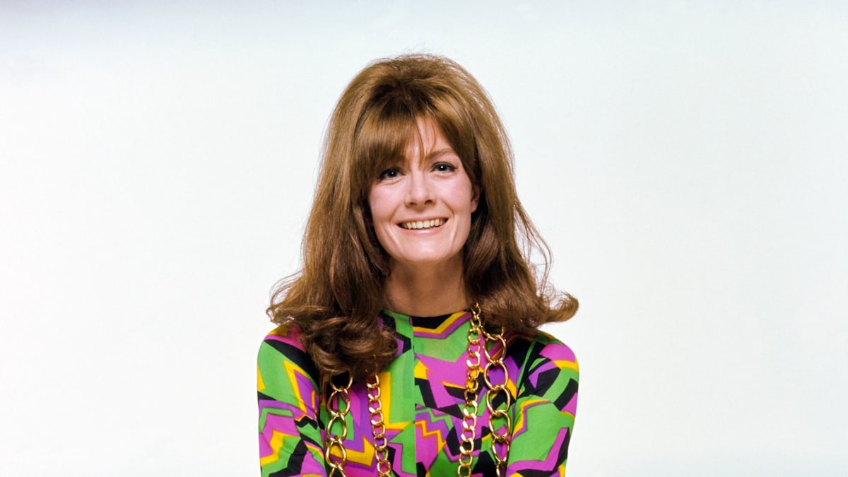 '60s movie star, 88, looks incredibly ageless in glamorous red carpet appearance