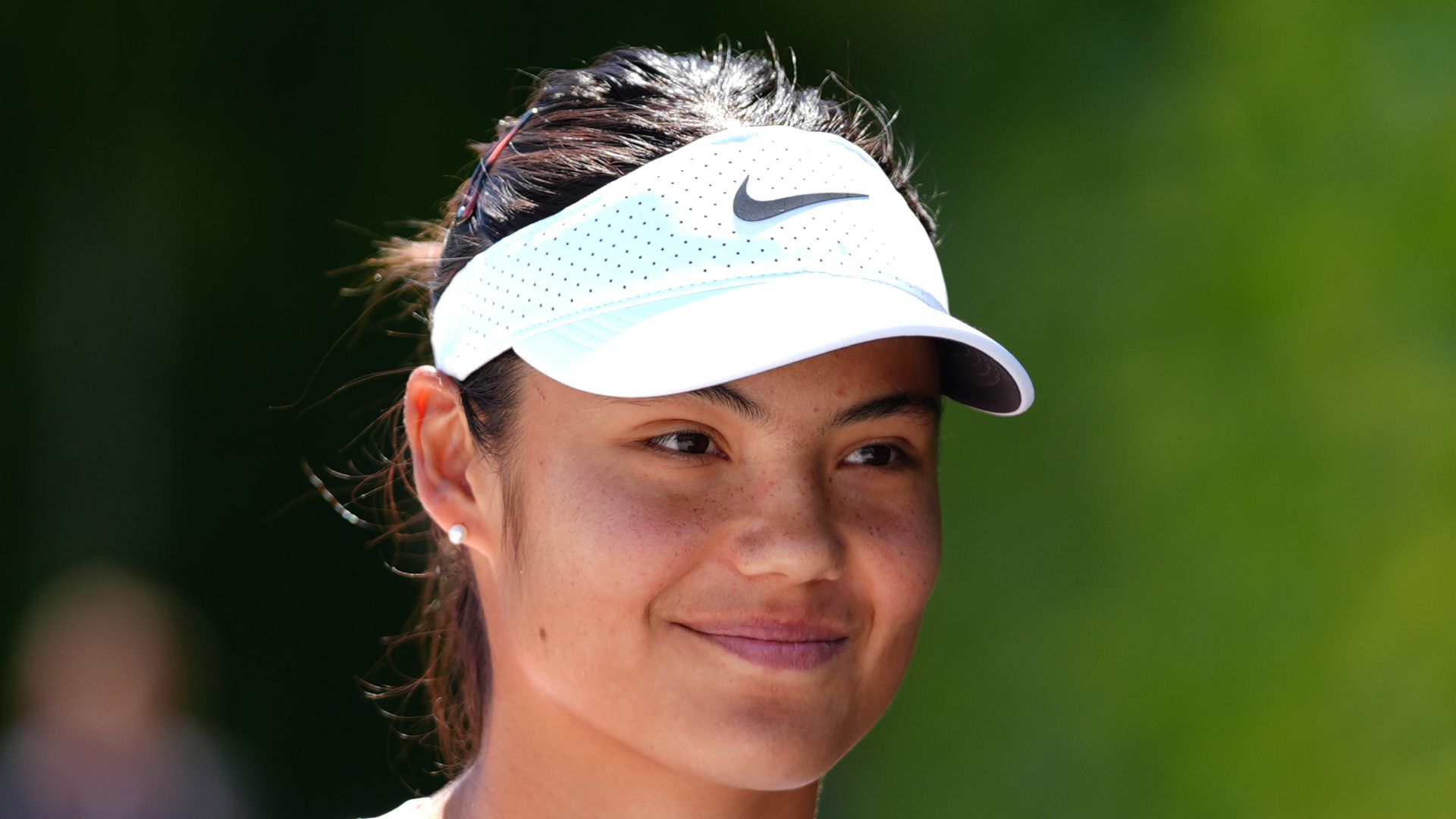 emma raducanu arriving at tennis courts with white hat 