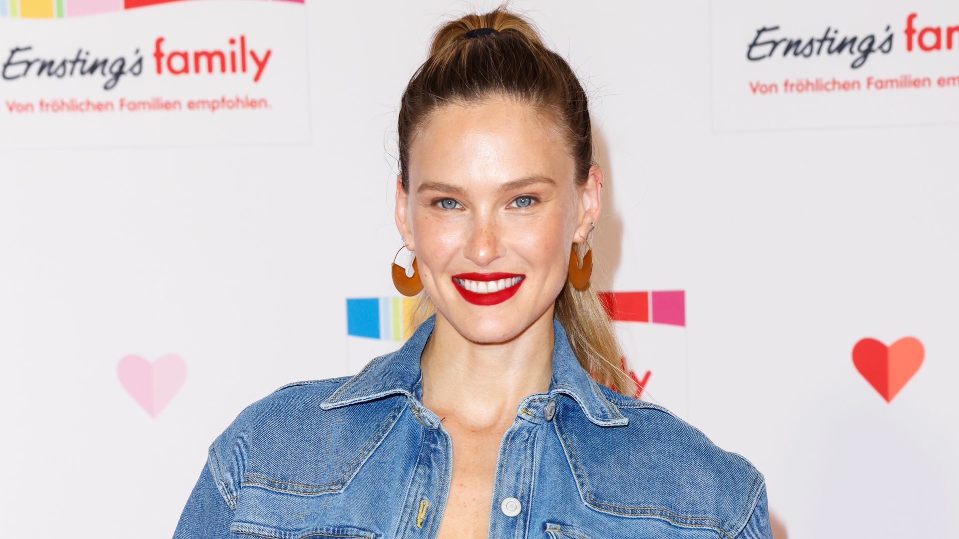 Bar Refaeli smiling for a photo on a red carpet