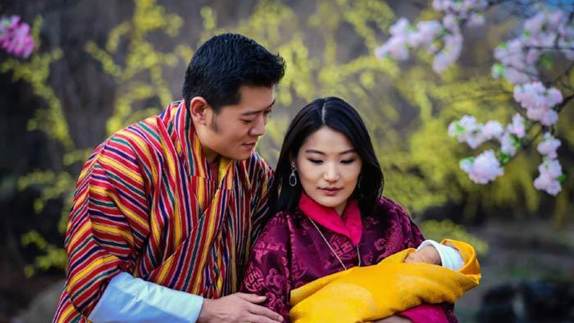 Бутан счастье. Угьен Вангчук. Джецун Королева бутана. Джецун Пема Вангчук. Королевская семья бутана.