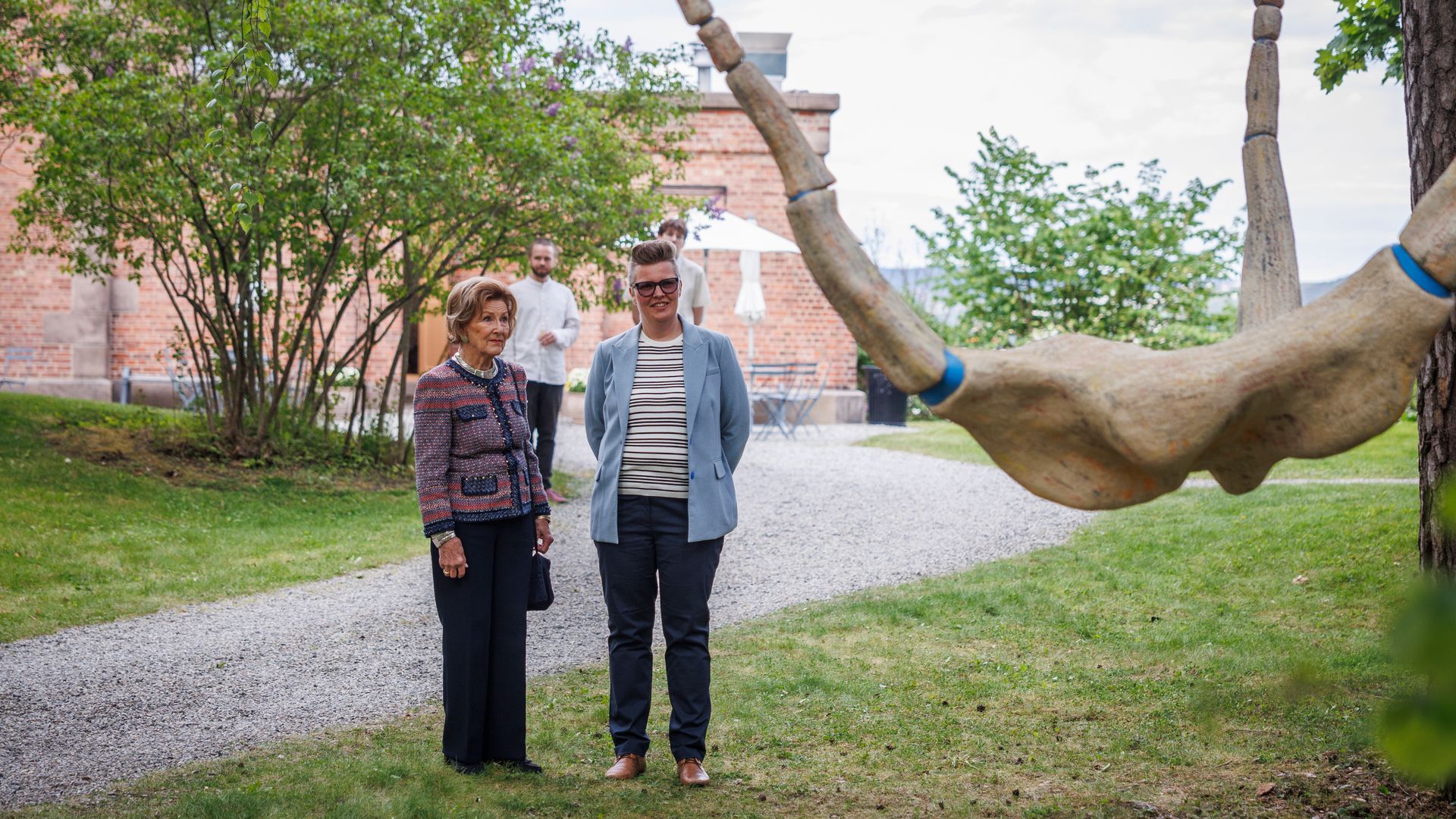 Queen Sonja and a woman looking at a piece of art
