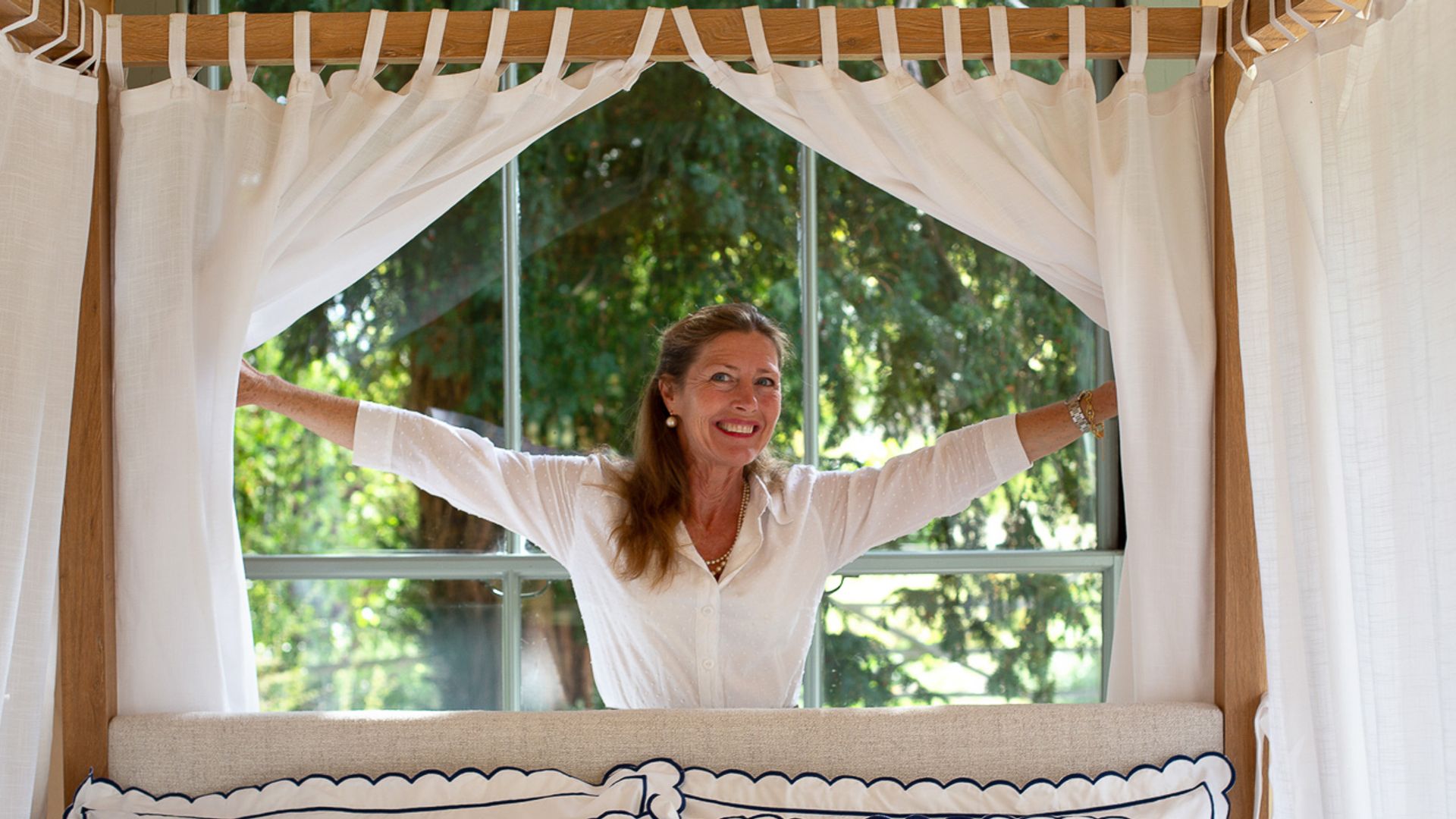 sophie conran behind four poster bed