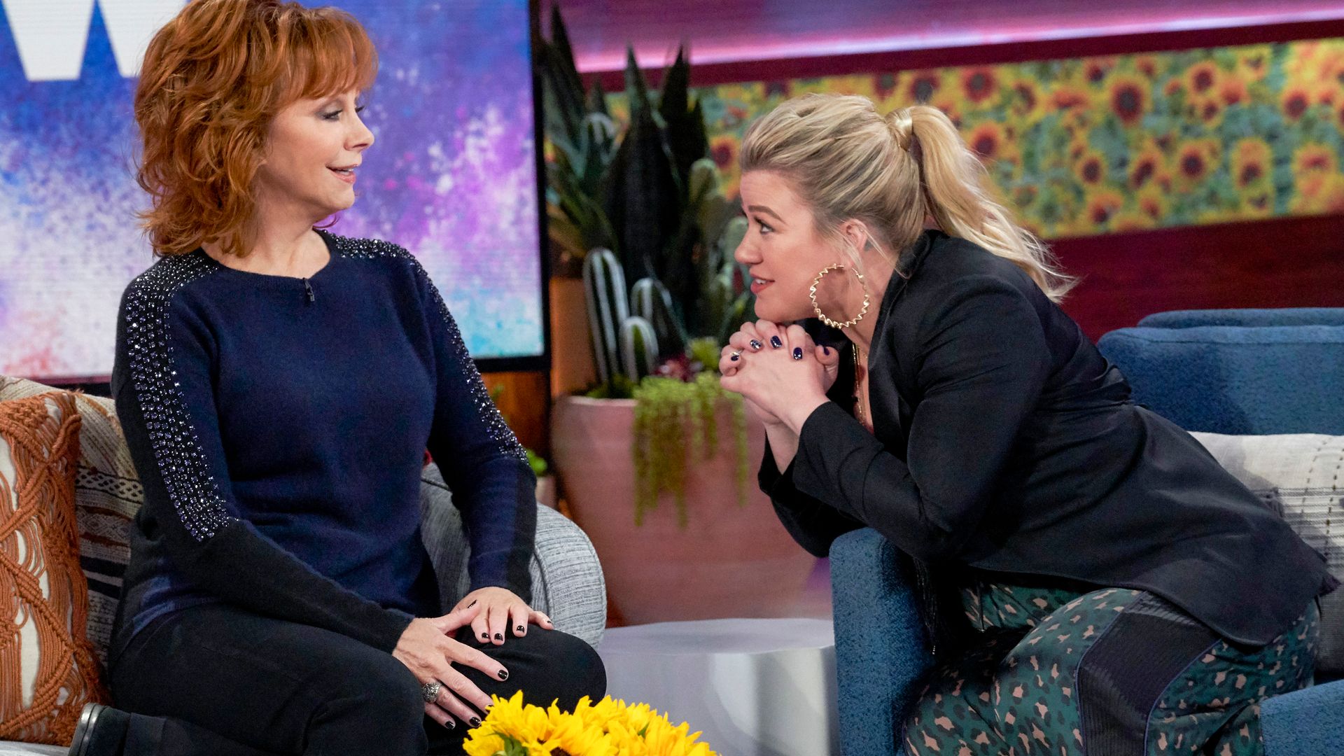 Kelly Clarkson and Reba McEntire chatting