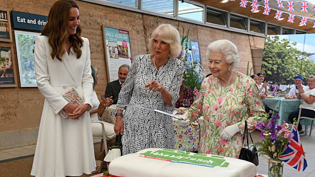 queen cutting cake kate middleton