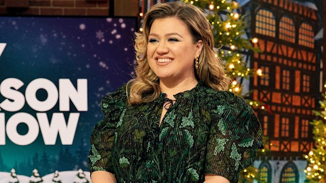 kelly clarkson baby number three everything the voice star has said