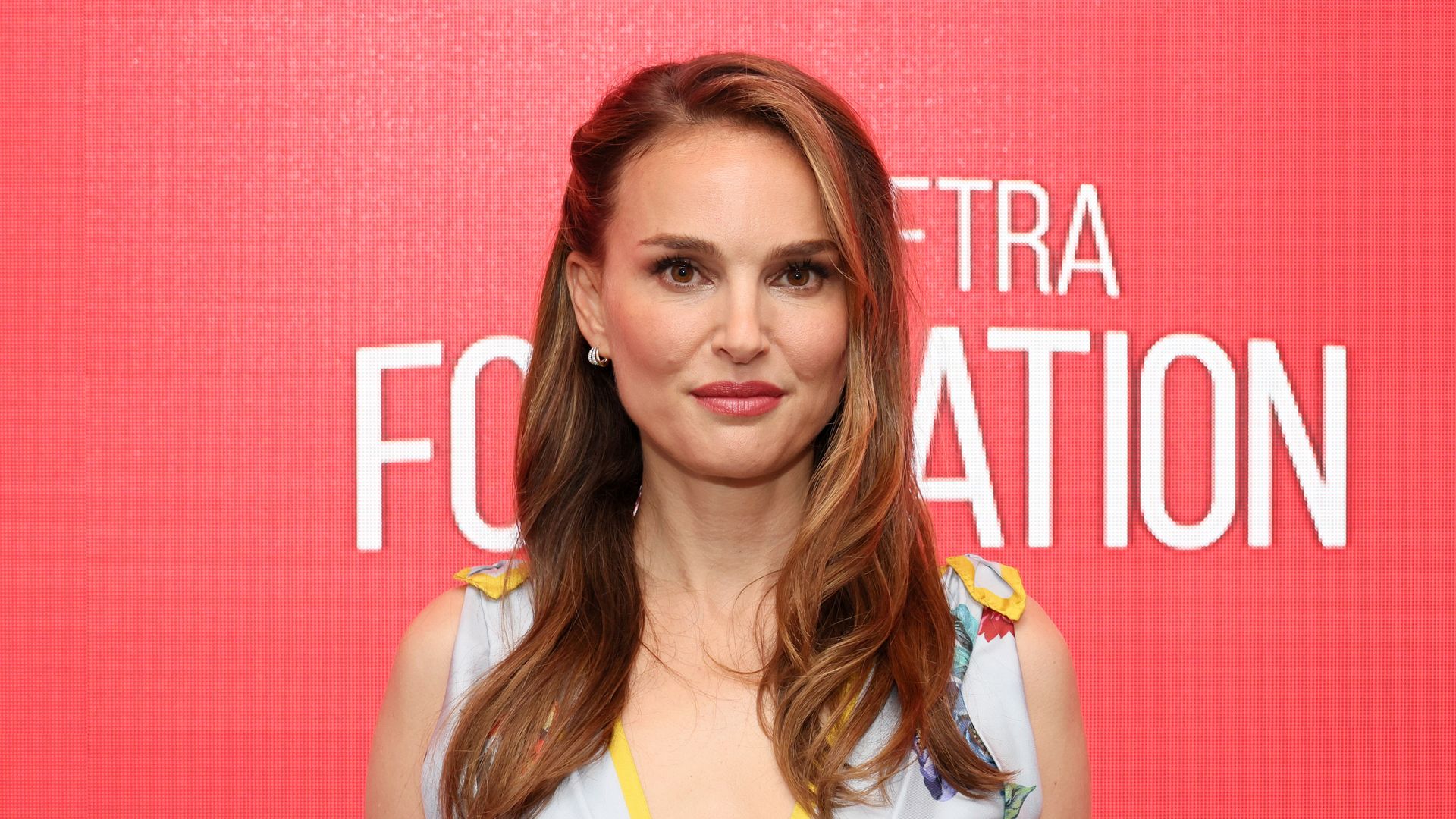 Natalie Portman displays phenomenal physique in plunging outfit for ...