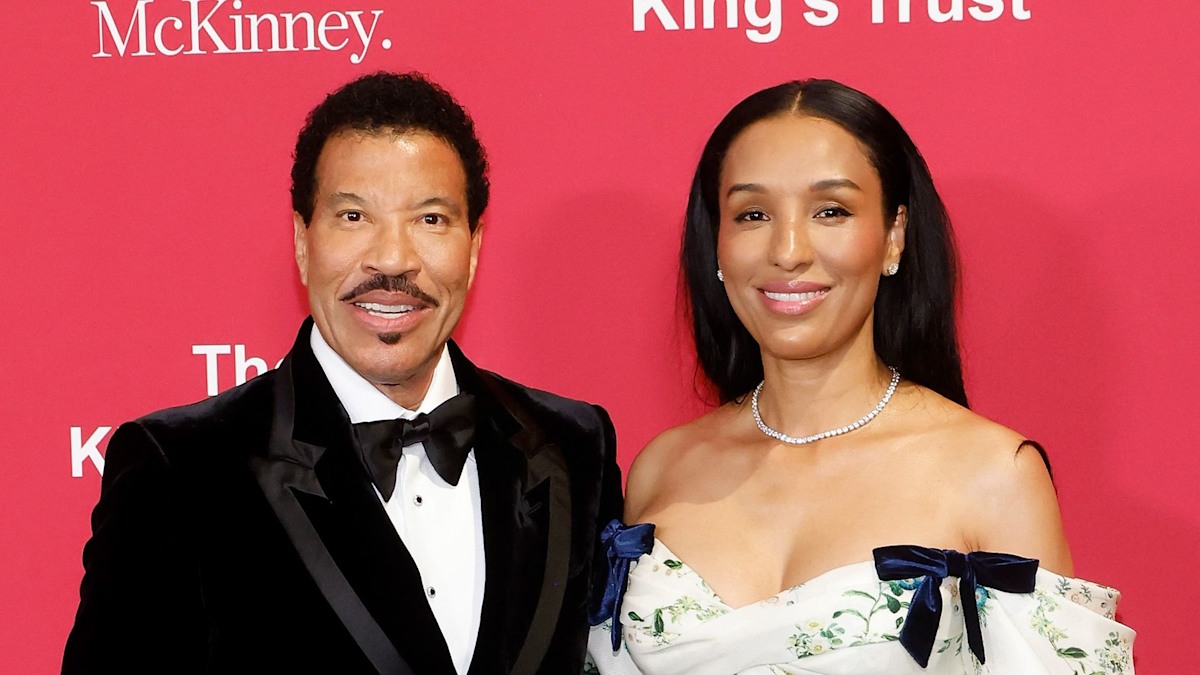 Lionel Richie, 74, supported by stunning statuesque girlfriend, 34, at ...