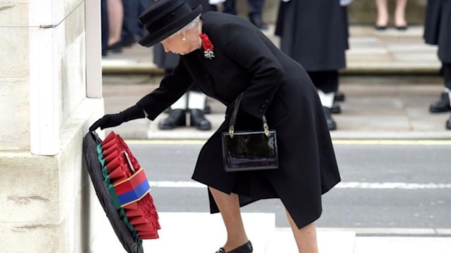 the queen lays wreath at cenotaph