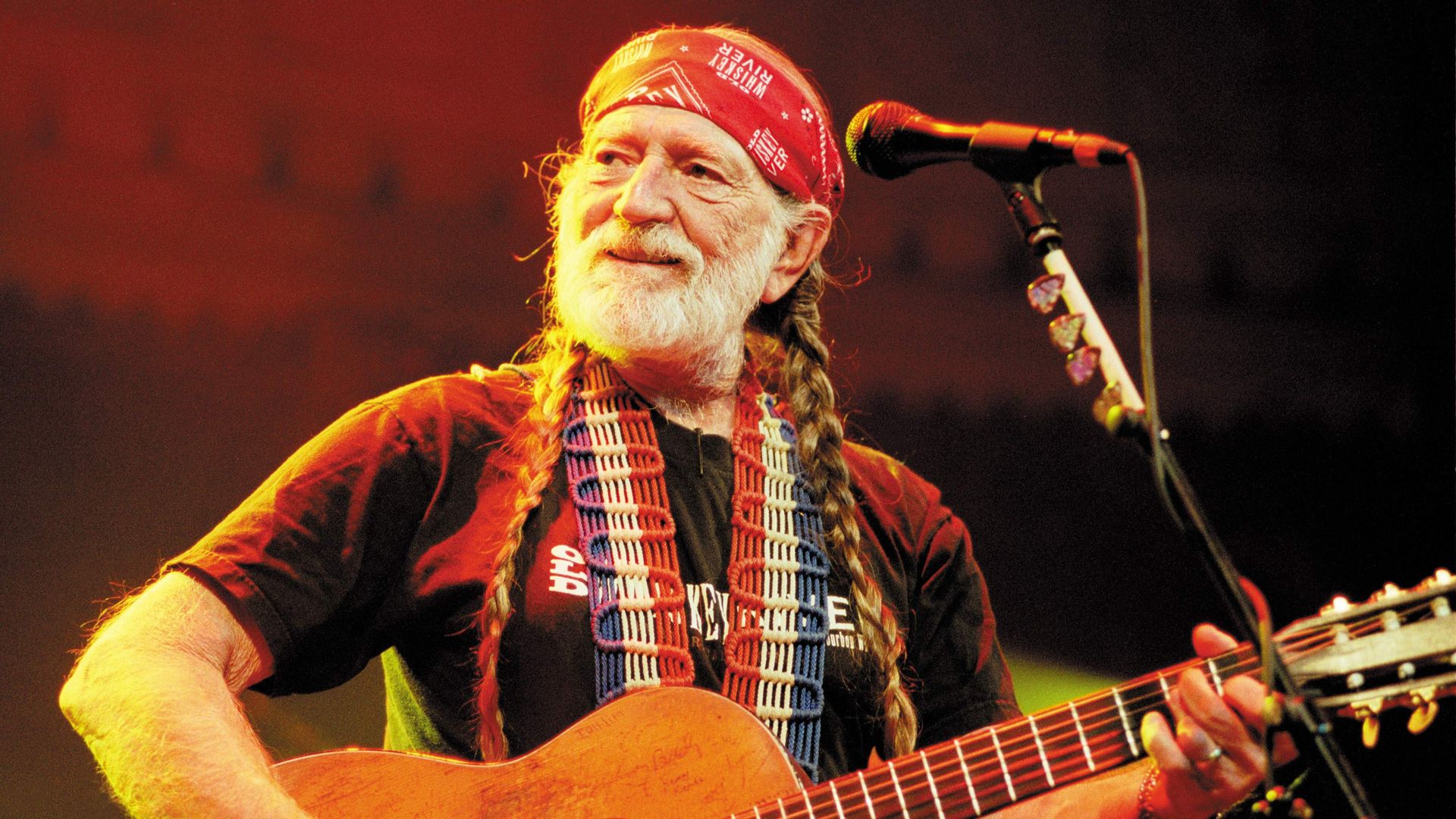 Willie Nelson is unrecognizable with short hair and no beard in photos you need to see