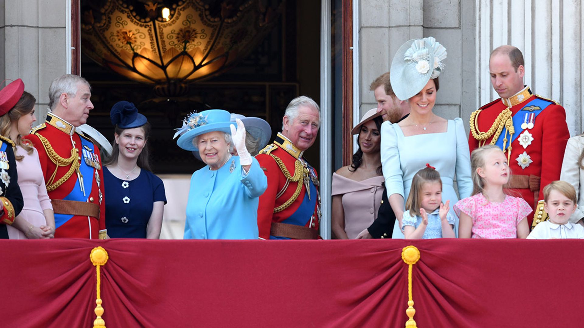 the queen and cambridges on balcony