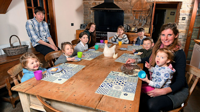 Amanda Owen sat at a table with her nine children