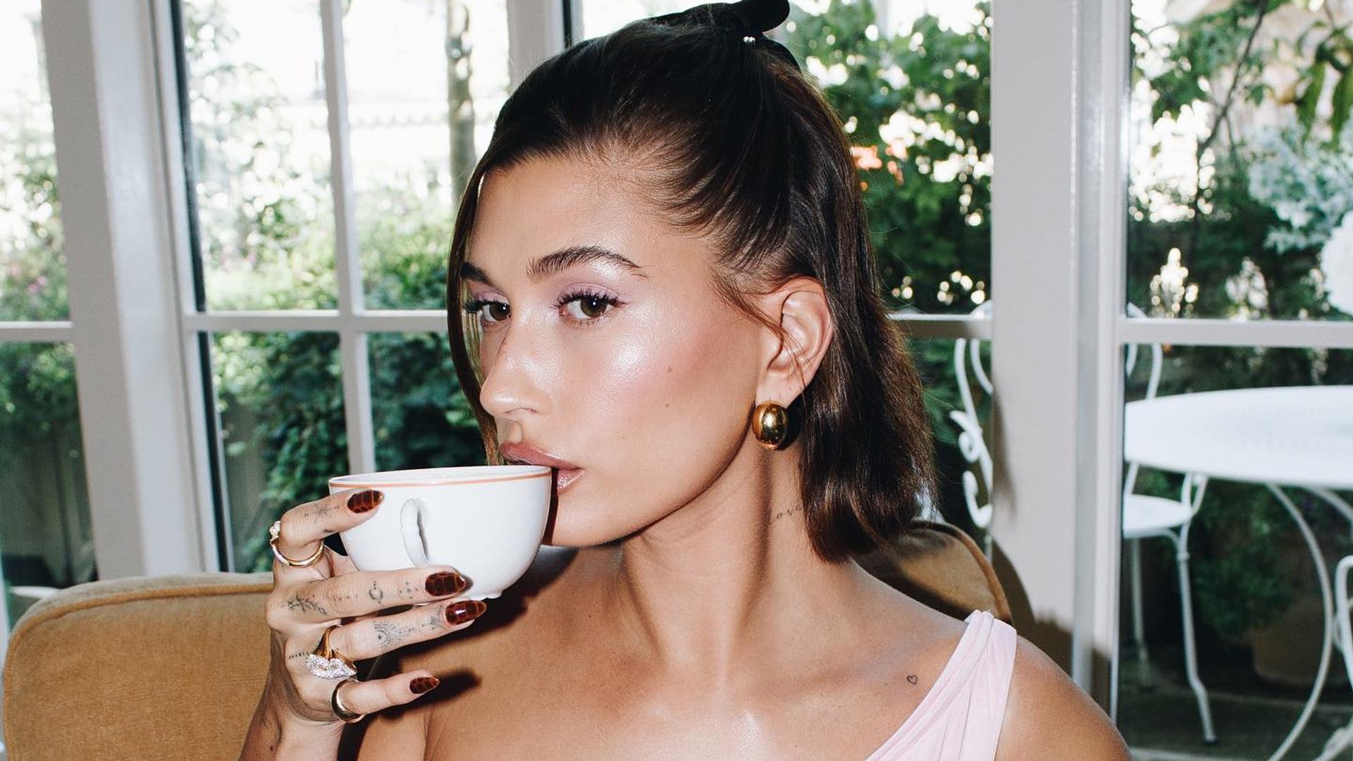 Hailey Bieber show's off her new 'mom manicure' whilst simultaneously