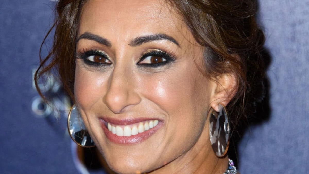 Saira Khan Sends Loose Women Viewers Wild In The Most Lavish Floor Length Dress Hello 1112