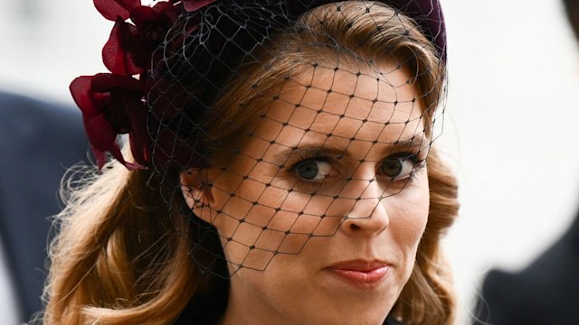  Princess Beatrice of York and her sister Britain's Princess Eugenie of York arrive to attend a Service of Thanksgiving for Britain's Prince Philip, Duke of Edinburgh, at Westminster Abbey