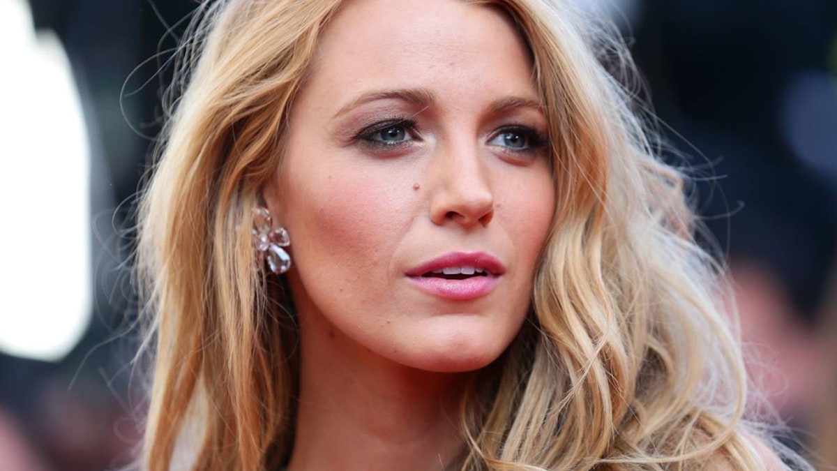 Pregnant Blake Lively Poses In Swimsuit Inside Jaw Dropping 5 7m Ny Home For Defiant Reason