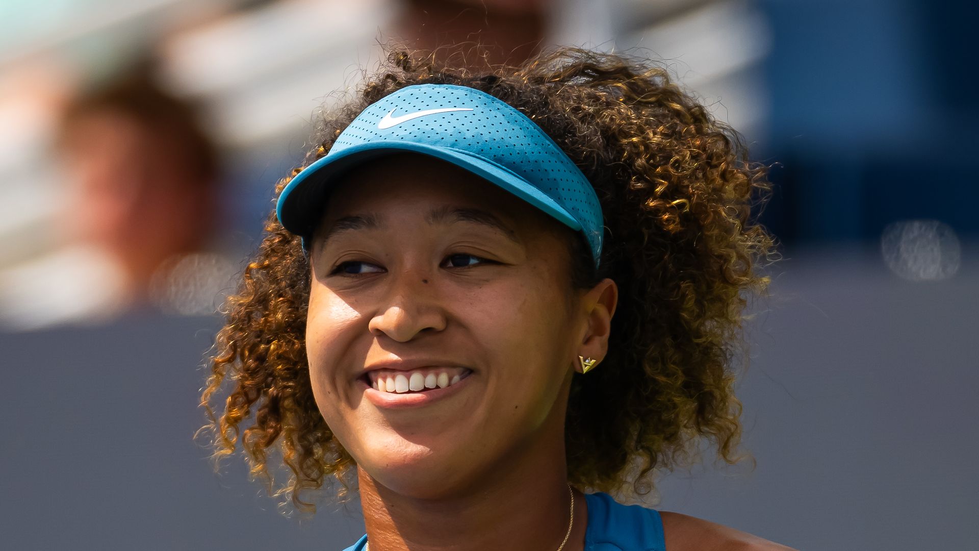naomi osaka smiling on court 