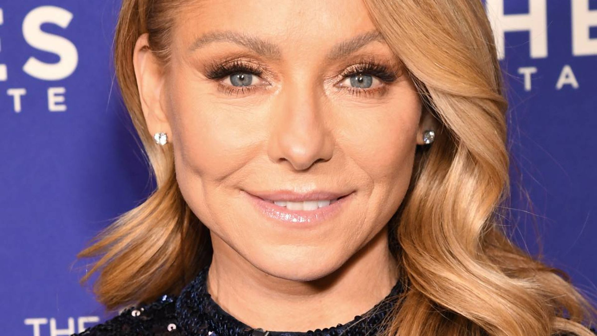 kelly ripa away from home asks for help