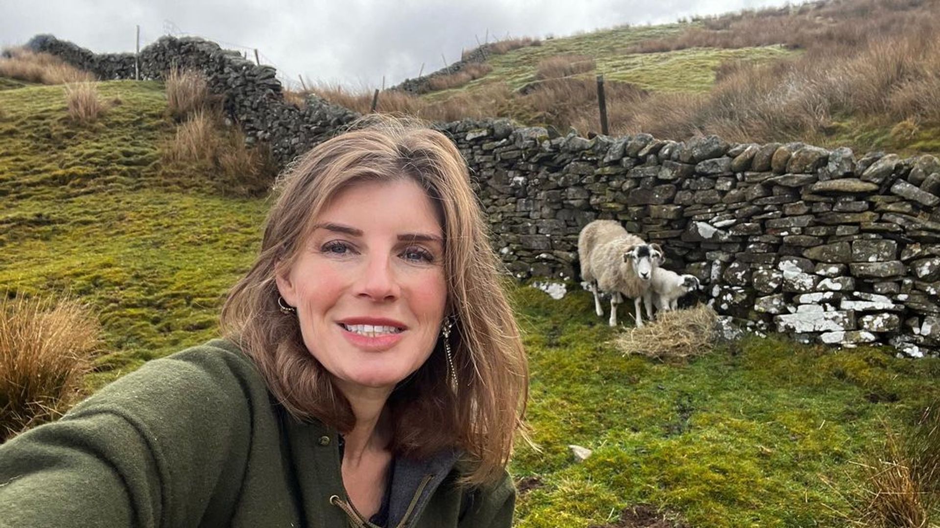 amanda owen farm selfie with sheep 