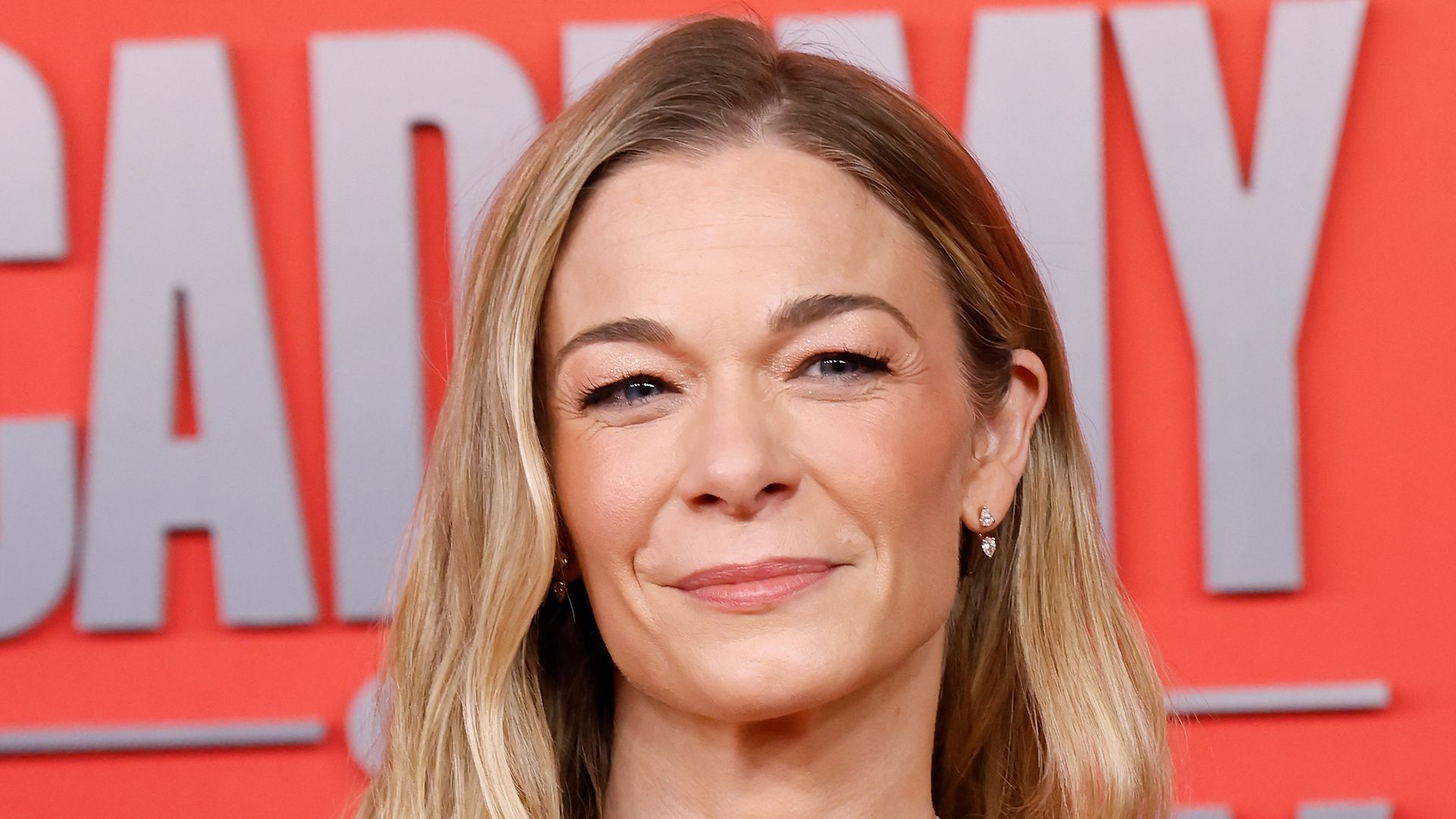 photo of leann rimes in nude strapless dress