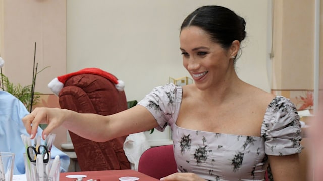 Meghan Markle making Christmas decorations