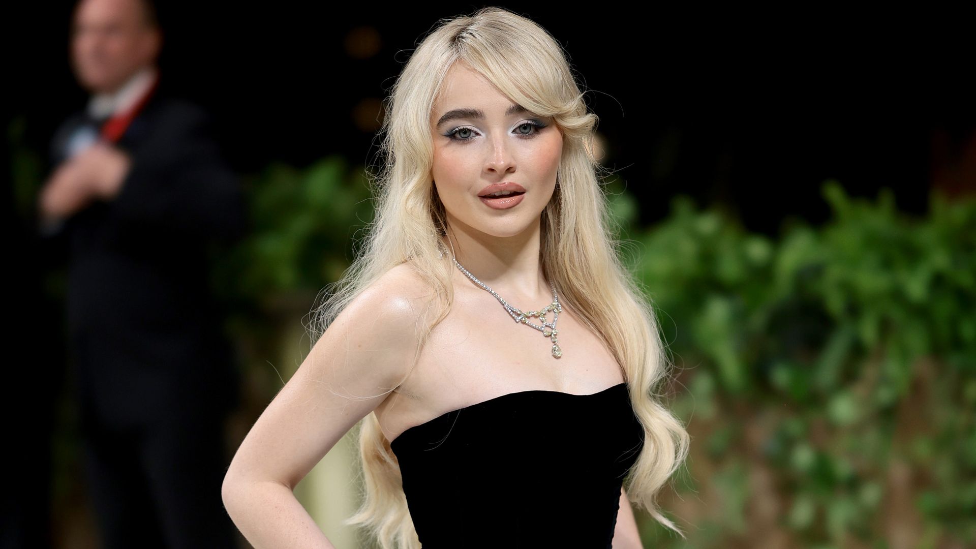 sabrina carpenter in black velvet dress