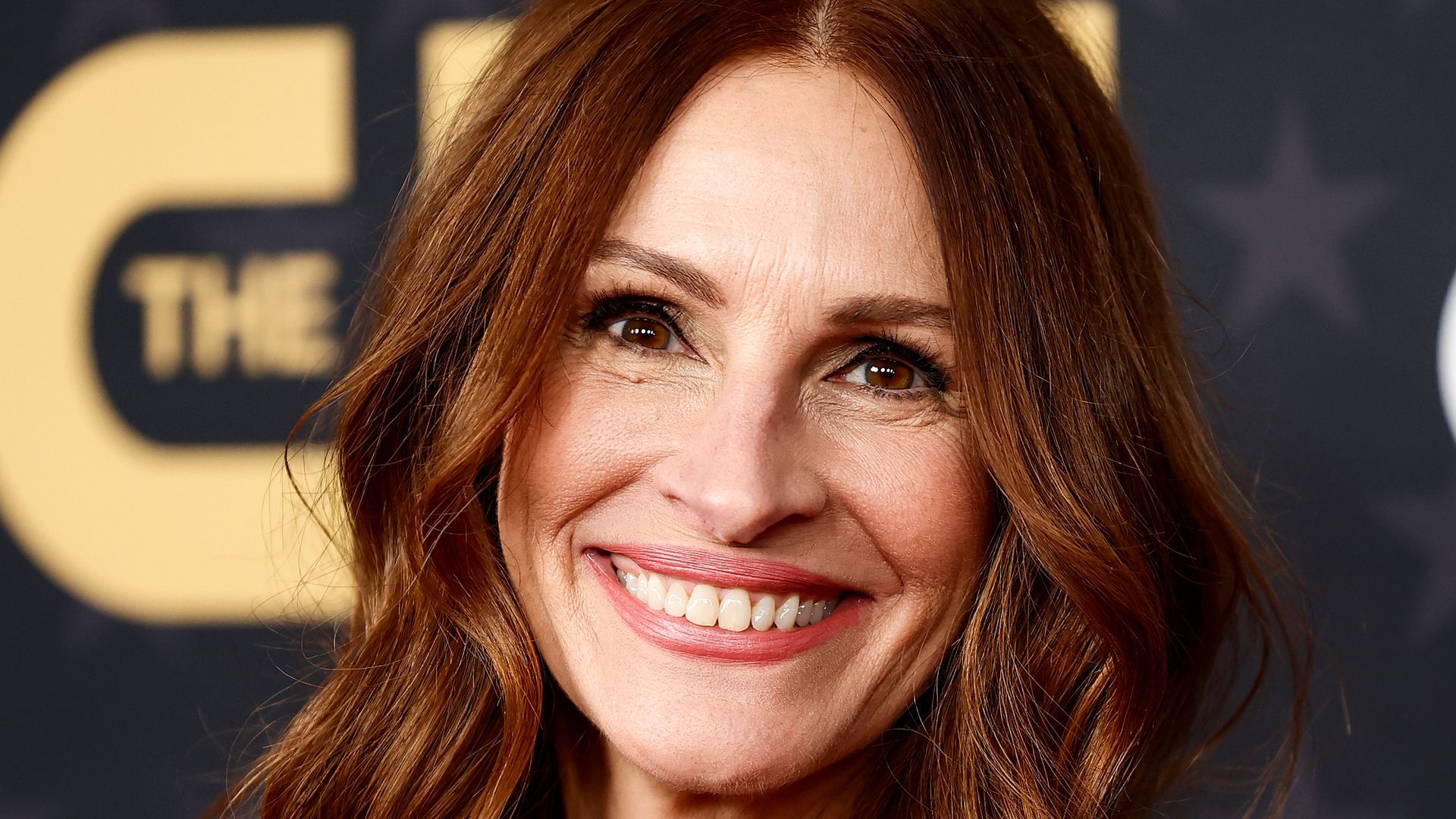 Julia Roberts showcases Pretty Woman roots with eye-catching look in latest photo