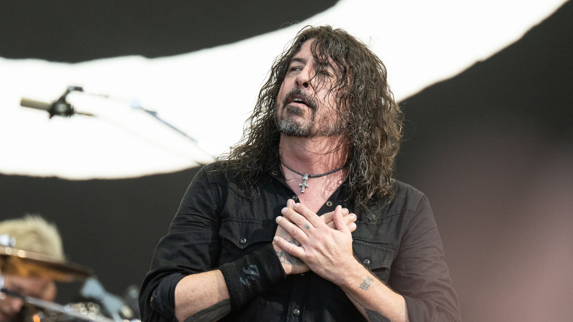 Emotional Dave Grohl performs with talented daughter during Nirvana reunion after affair reveal