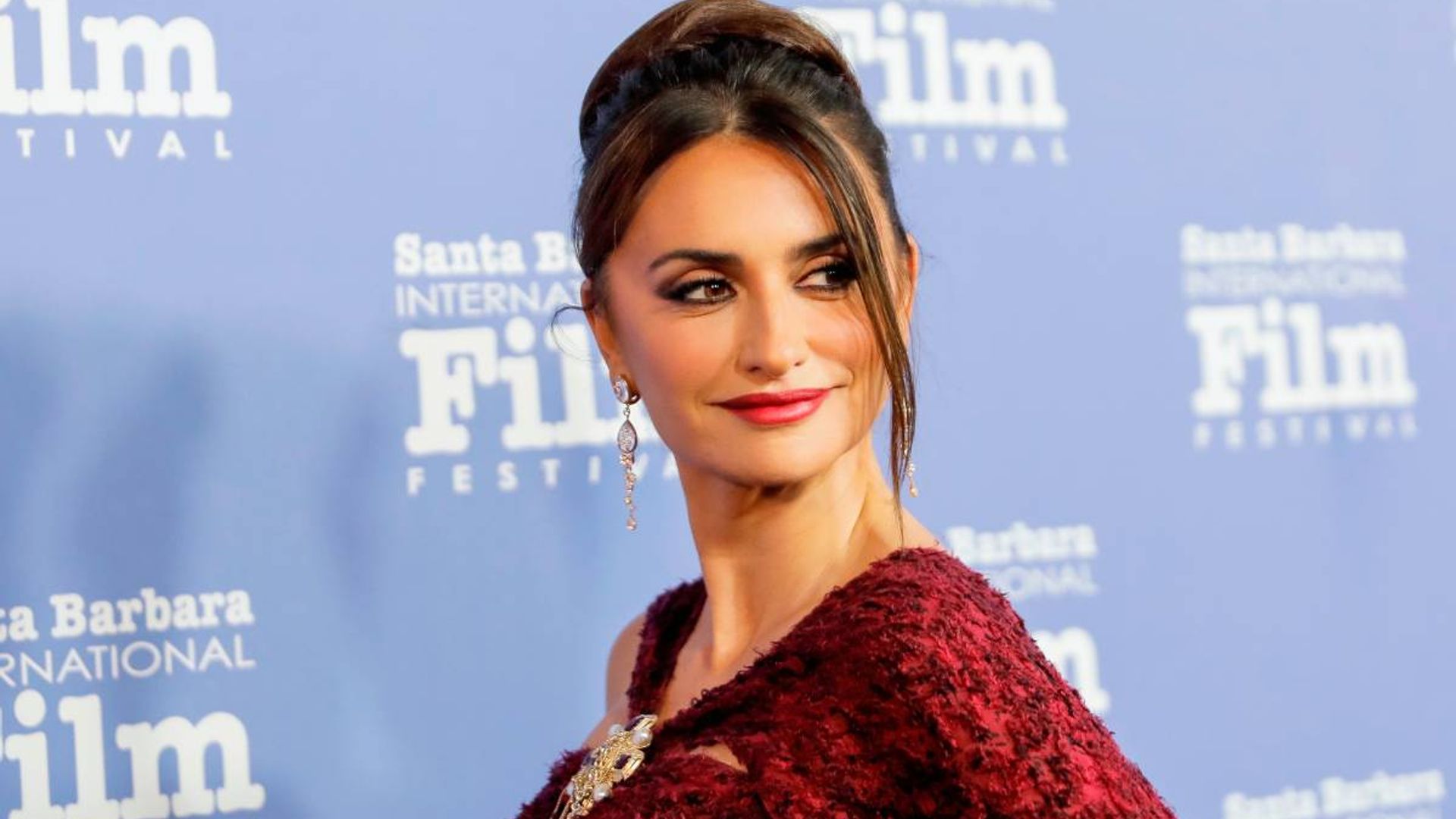 Penelope Cruz sparkles in a stunning beaded silver gown | Red carpet dresses,  Penelope cruz, Silver gown