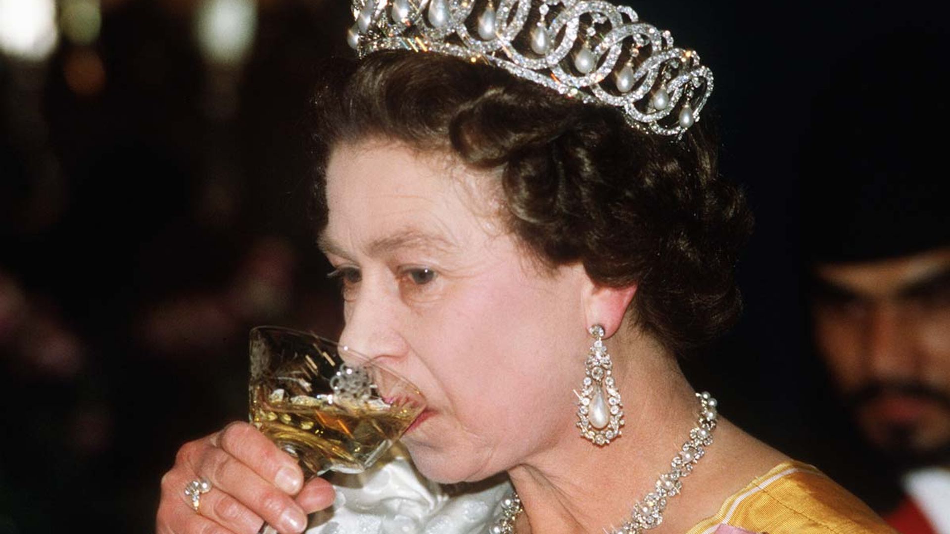queen favourite drink gin