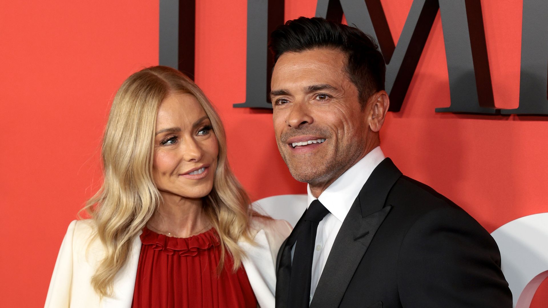 Famous co-star recalls the electrifying moment Kelly Ripa first met husband Mark Consuelos