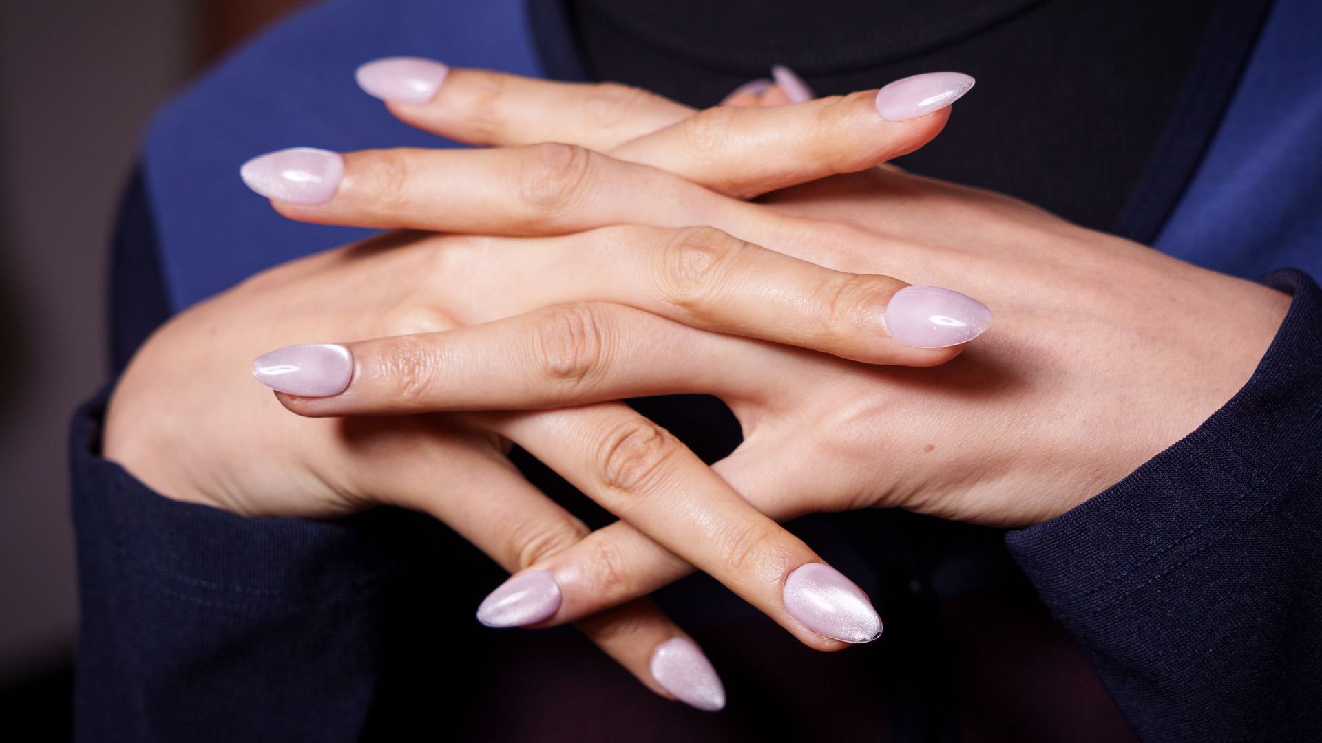 Les ongles à pression vous permettent d'essayer des tendances comme ces ongles en œil de chat laiteux chez Kate Barton