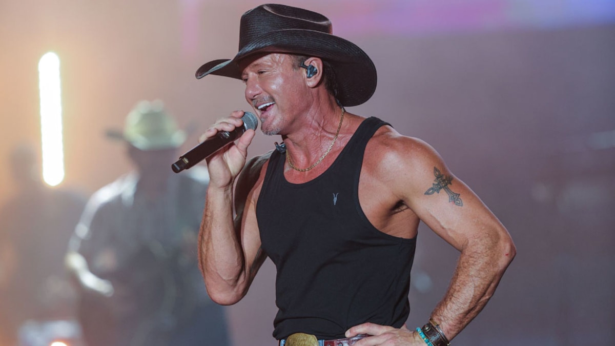 Tim McGraw's extremely rare photo with both brothers sparks emotional  reaction