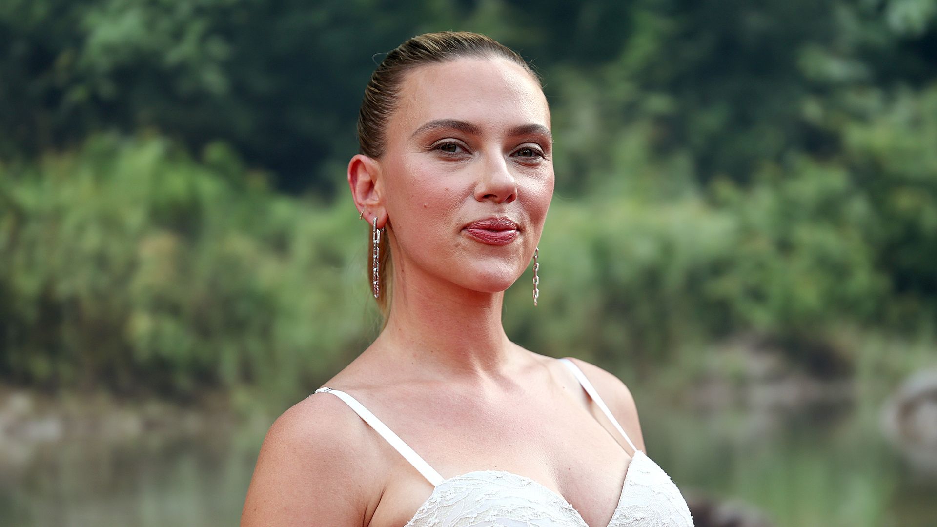 Scarlett Johansson's daring lace dress is perfect for brides-to-be