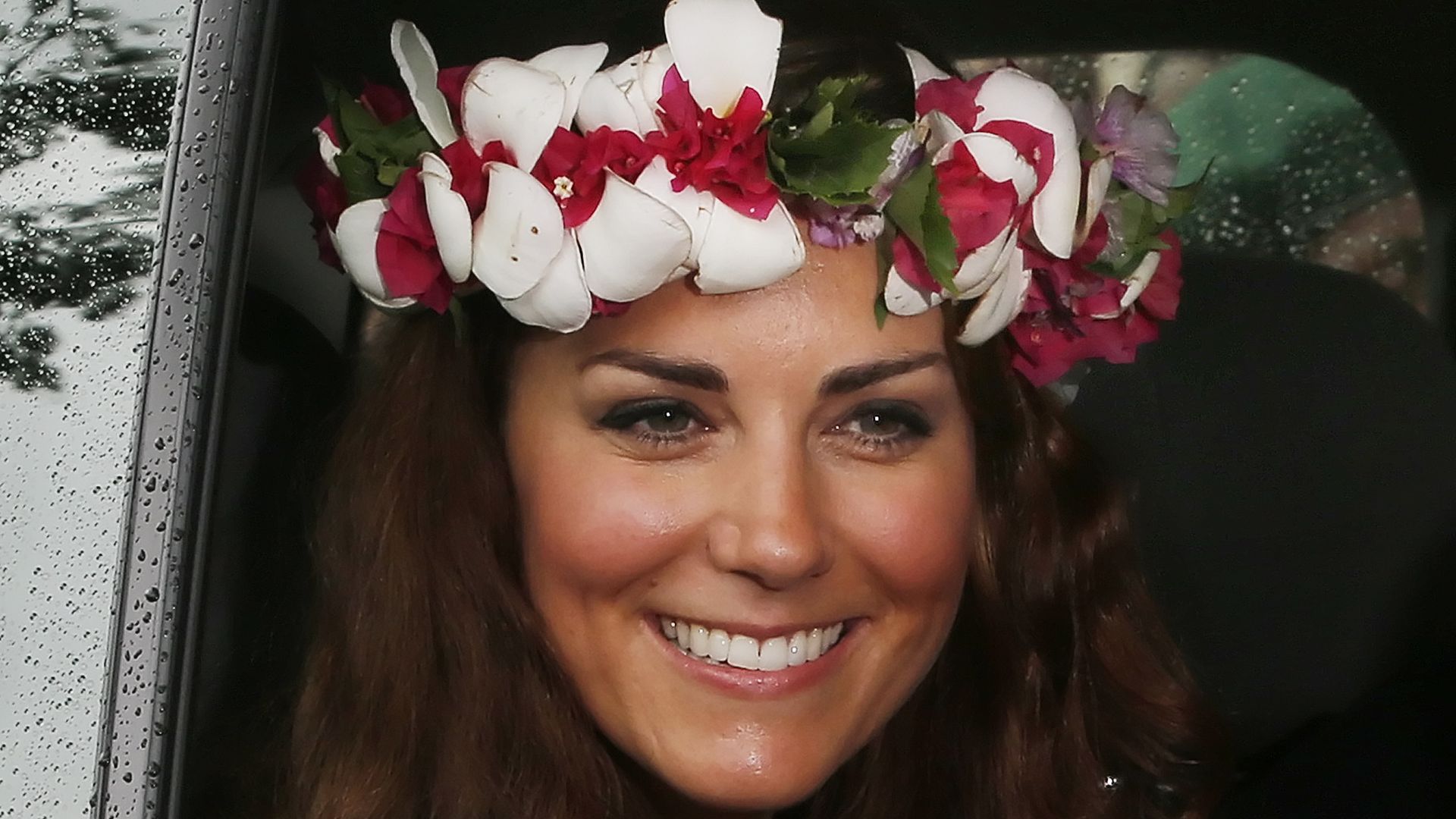 Kate Middleton is an island goddess in strapless hot pink beach dress