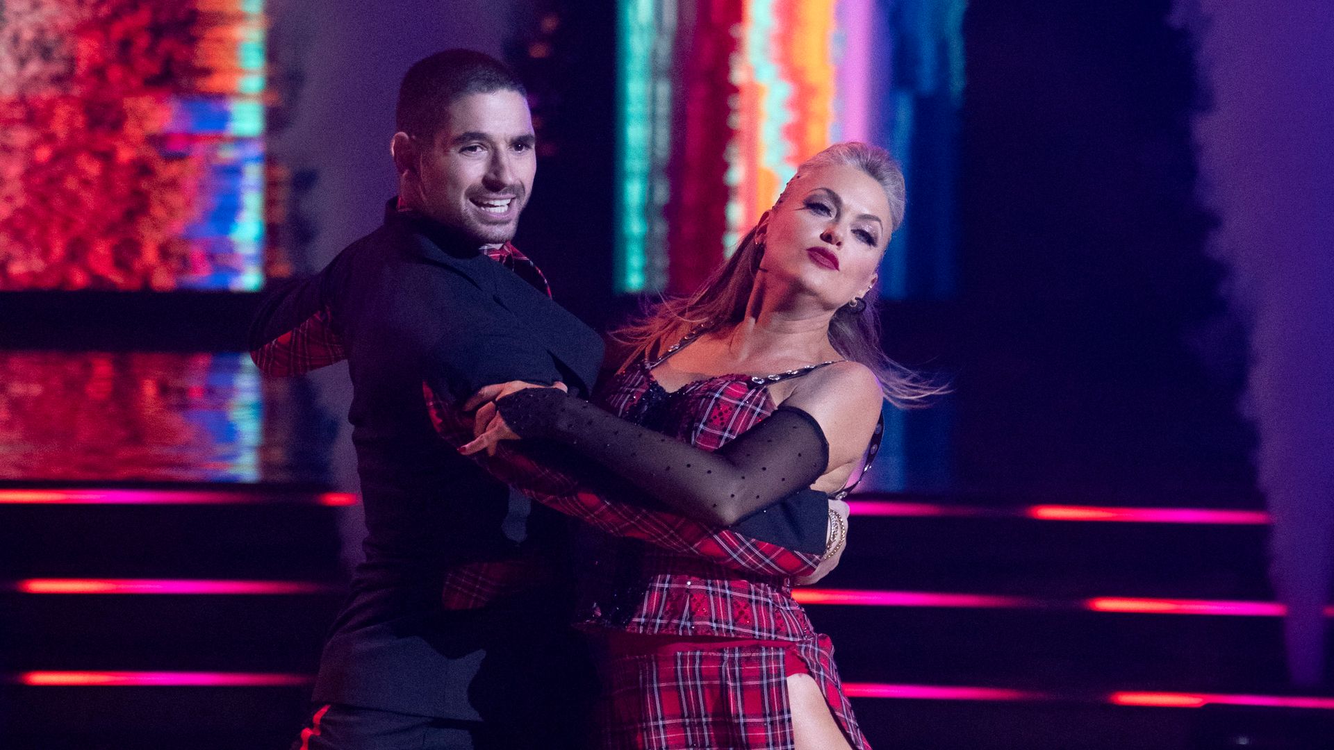 Elaine Hendrix and Alan Bersten perform on DWTS