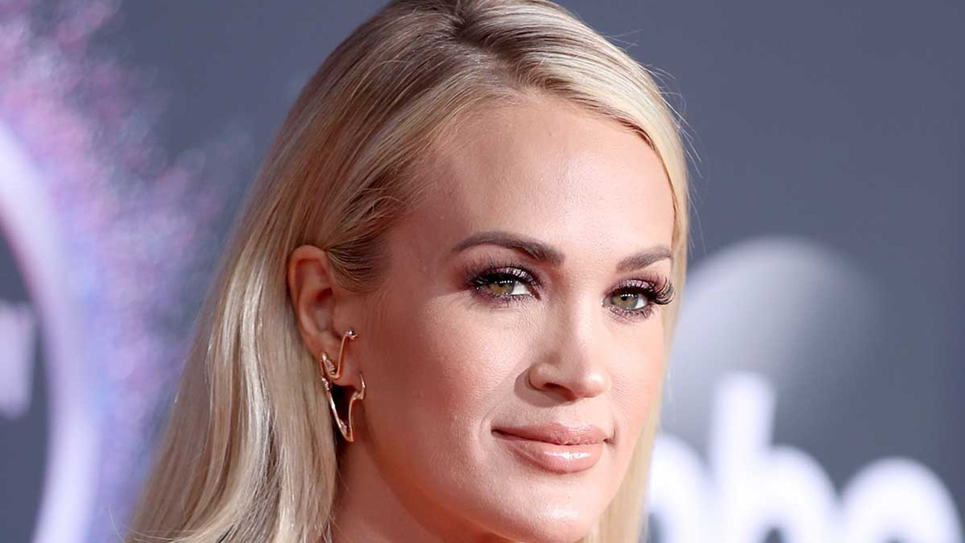 Carrie Underwood, 39, Has Epic Legs In Cut-Off Jeans In IG Pics