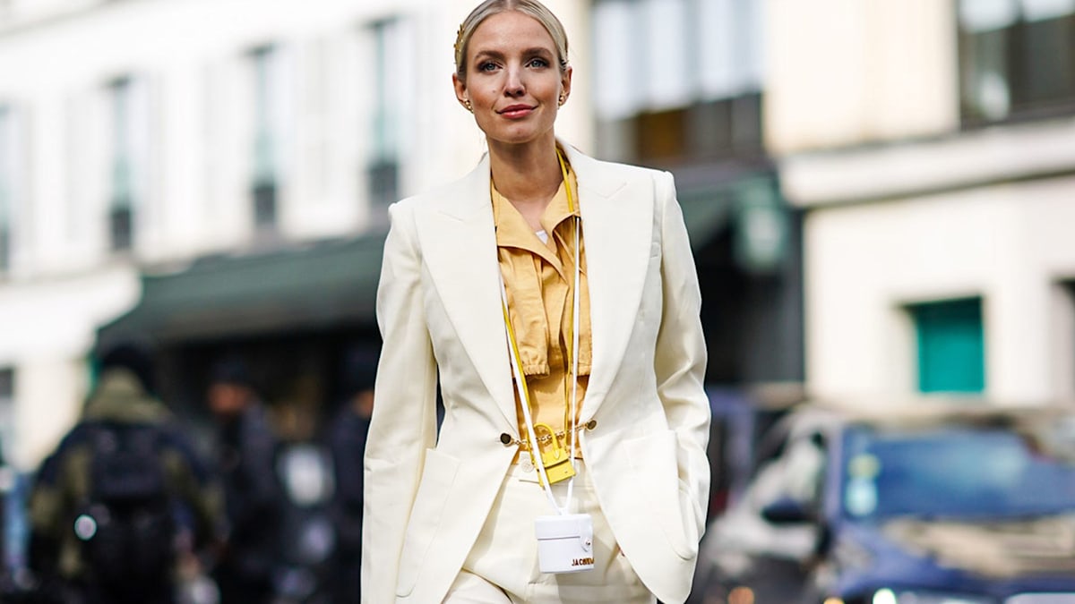 White Turtleneck with White Coat Outfits For Women (7 ideas