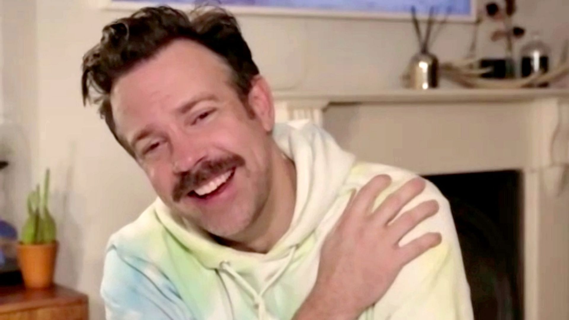 Jason Sudeikis explains sweet reason behind unusual Golden Globes outfit 
