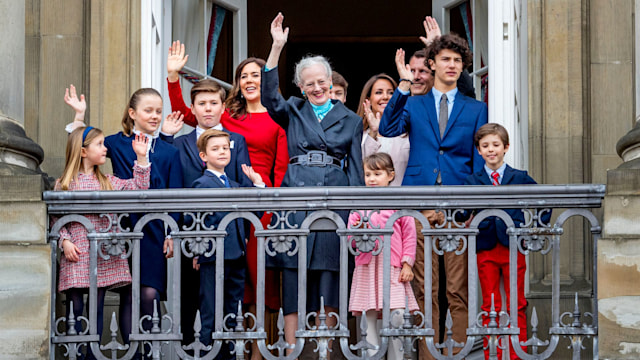 queen margrethe on balcony waving 