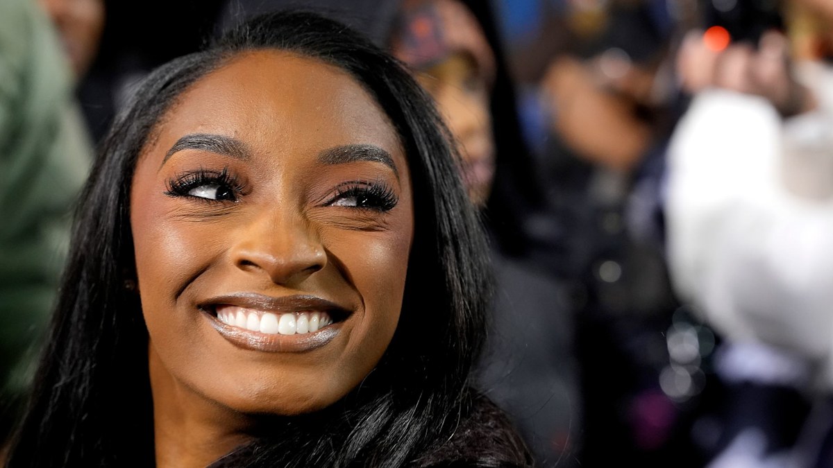Simone Biles debuts sun-kissed new hair at Jonathan Owens' close call Bears game
