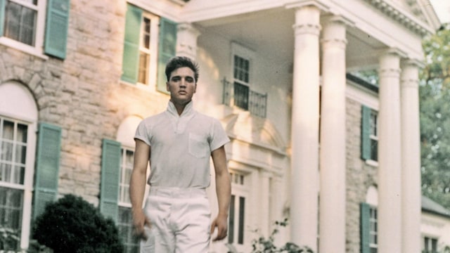 elvis presley outside graceland