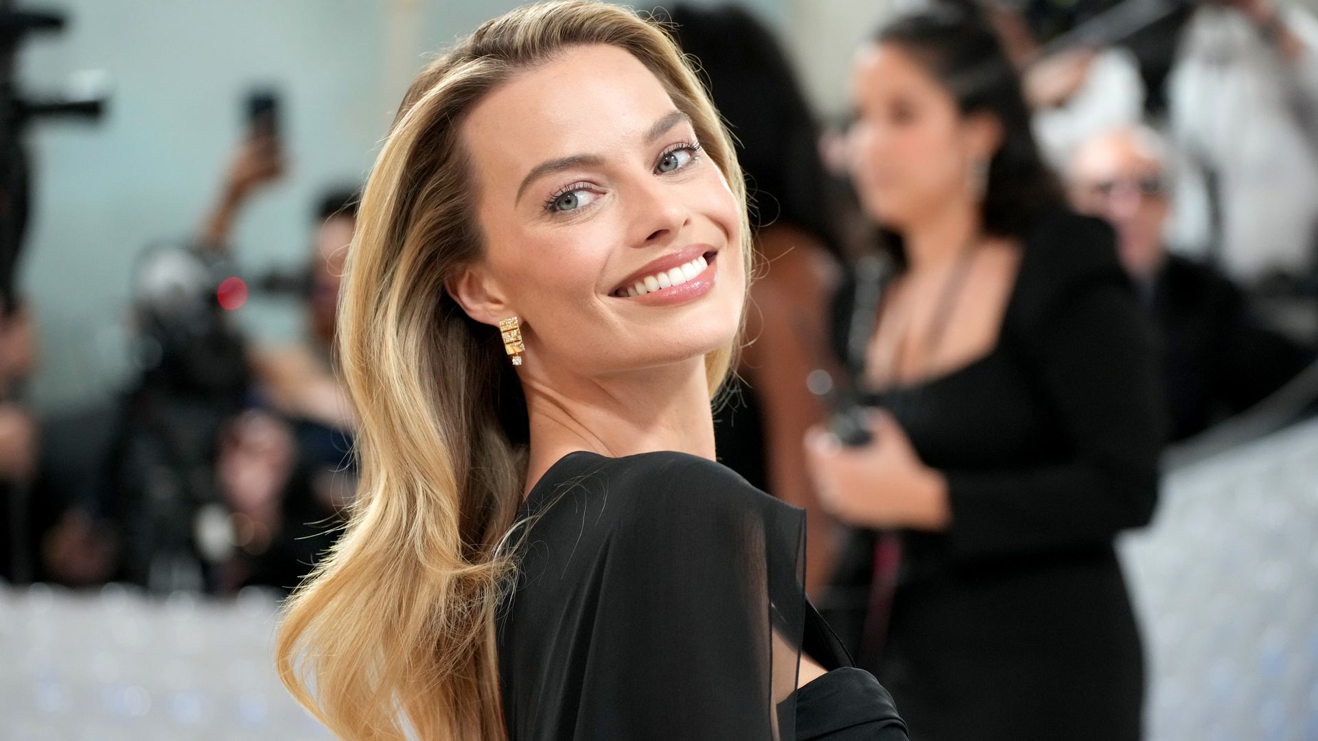 Margot Robbie attends the 2023 Met Gala Celebrating "Karl Lagerfeld: A Line Of Beauty"