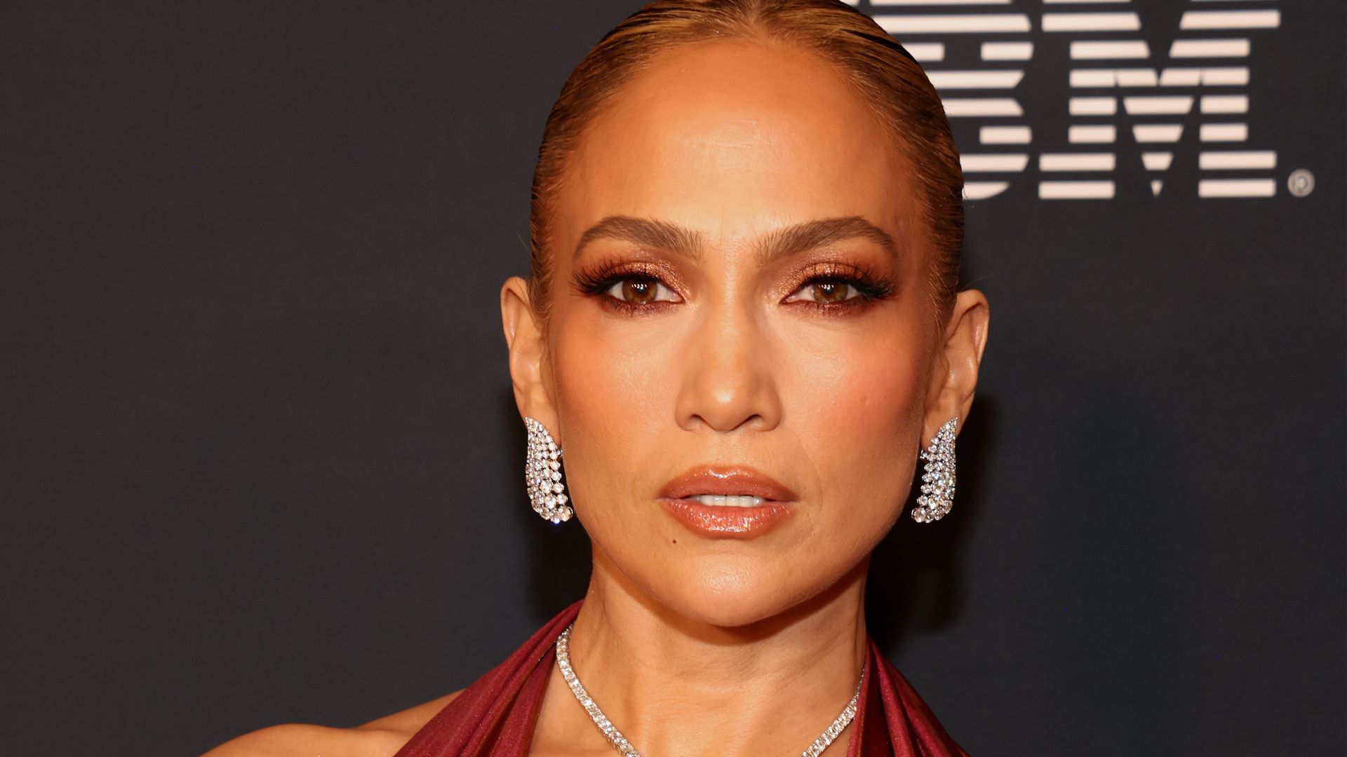 Jennifer Lopez poses with 2 rarely-seen sisters at mother's 80th birthday party