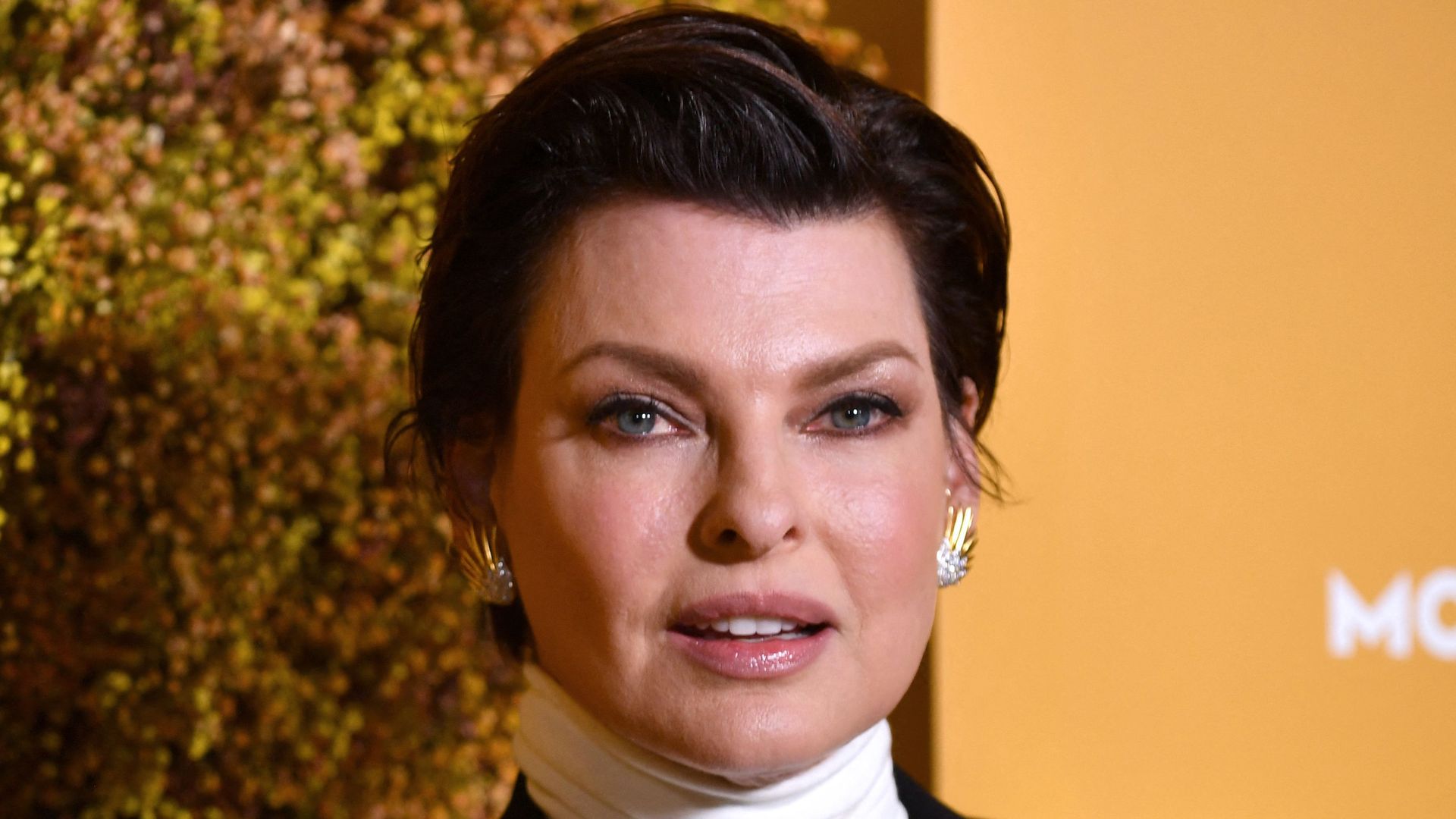 Linda Evangelista holds onto teen son for incredibly rare red carpet appearance