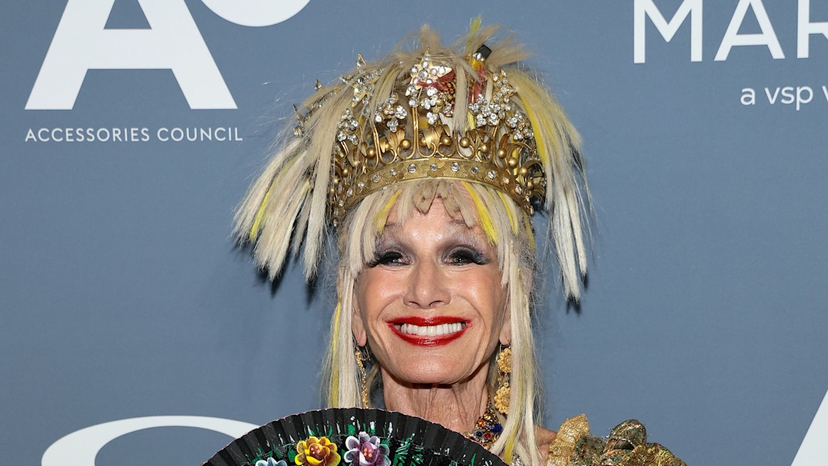 Betsey Johnson delights fans doing the splits on red carpet ahead of major honor