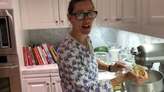 Jennifer Garner cooking video