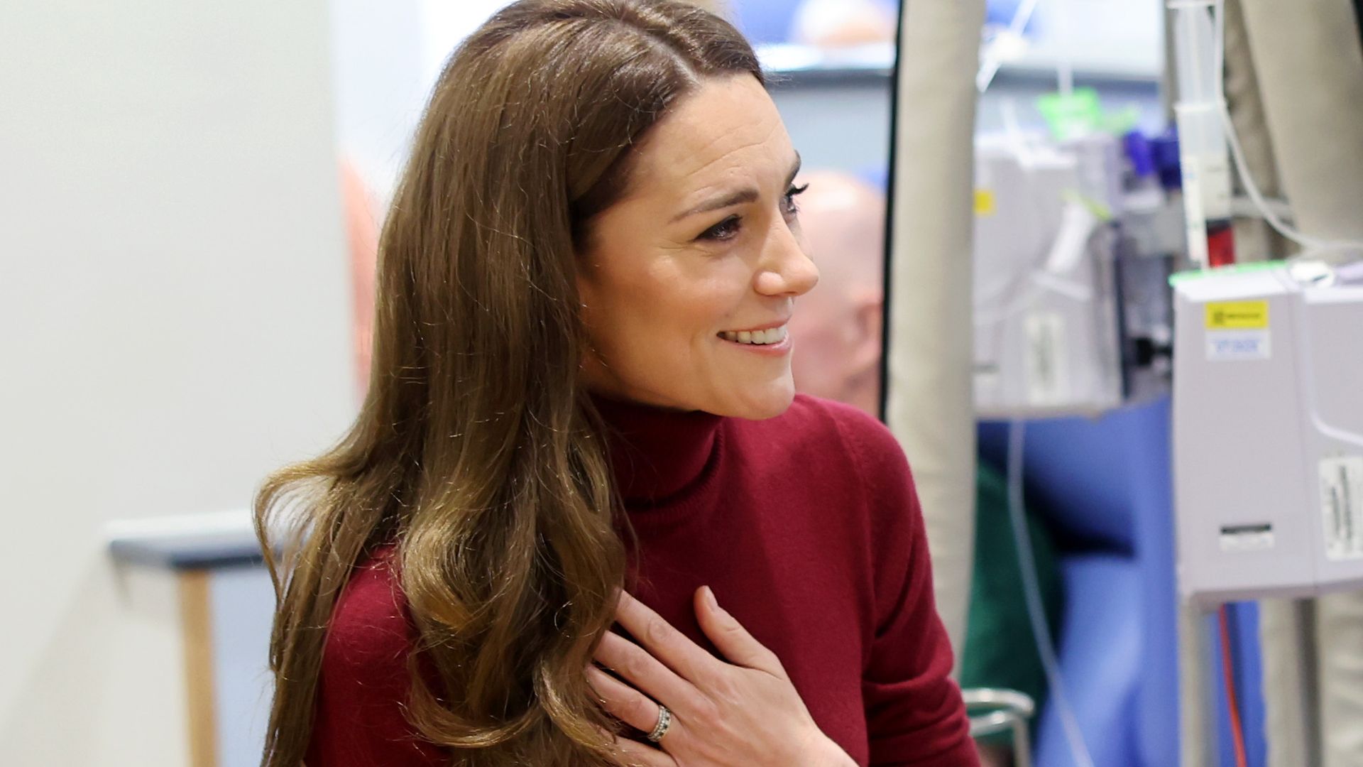 Kate without engagement ring at Royal Marsden