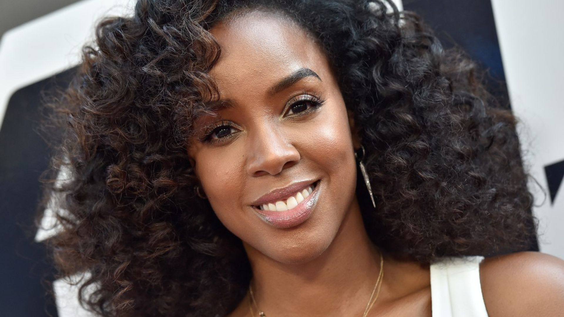 Kelly Rowland wows in jaw-dropping festive photo that sparks reaction ...