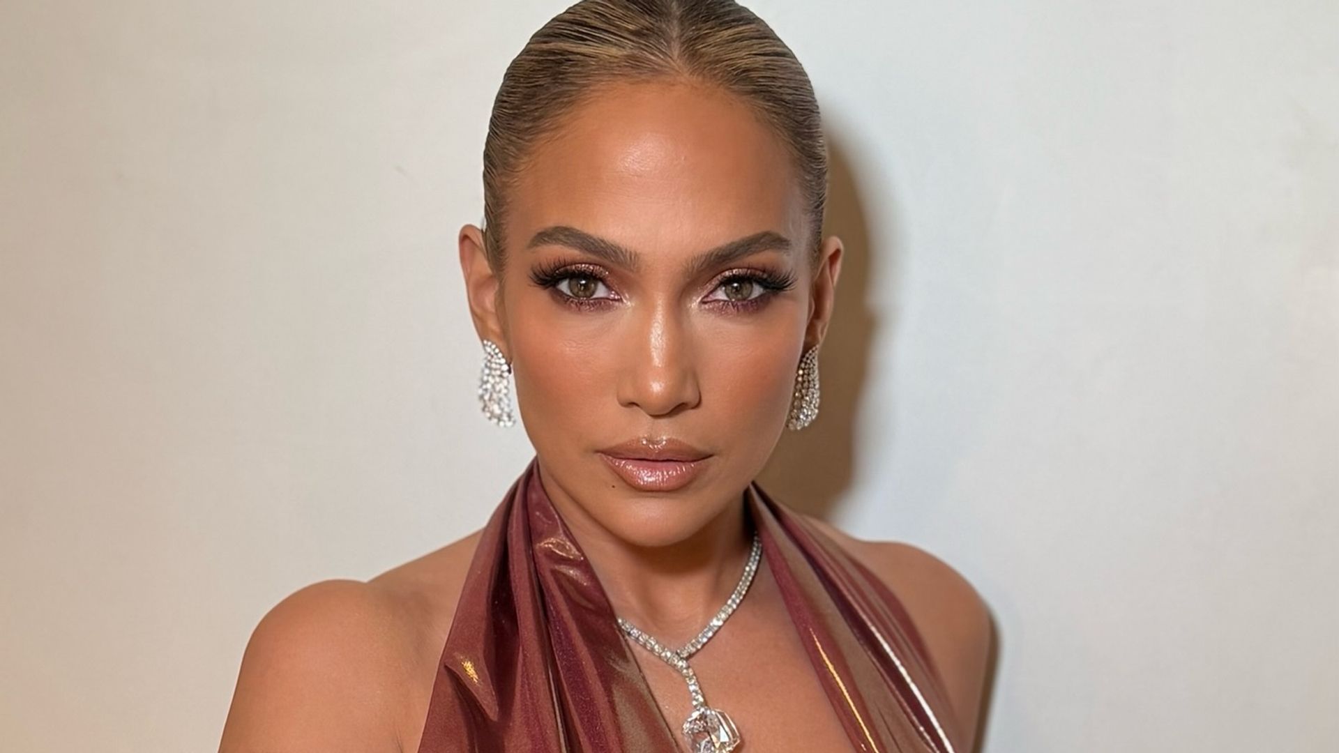 Jennifer Lopez perfects the oversized power suit trend for glamorous Dubai “business trip”