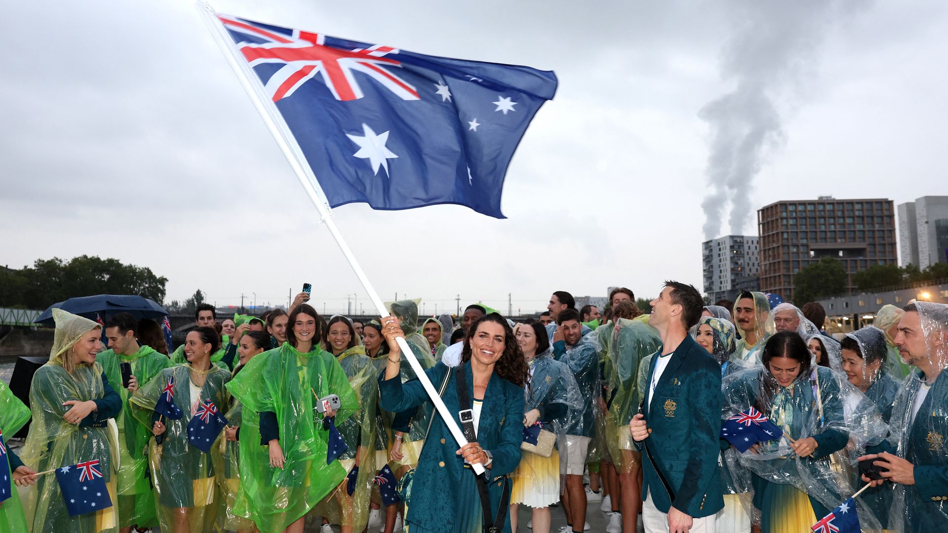 Jessica Fox, Fahnenträgerin des australischen Teams, posiert während einer Bootsfahrt auf der Seine während der Athletenparade bei der Eröffnungszeremonie der Olympischen Spiele. 